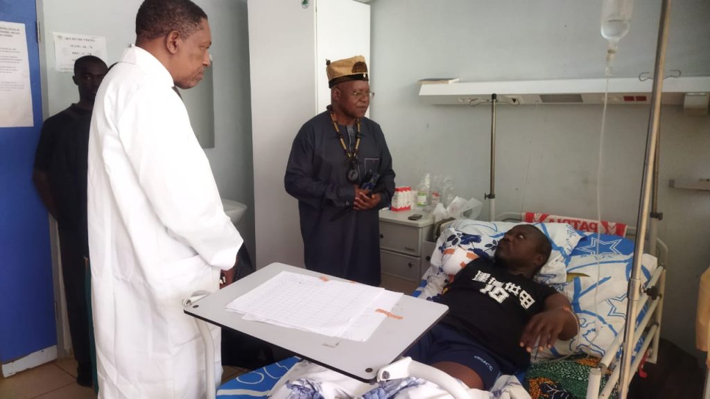 Soutien et Fraternité : Le Chef du Village d&rsquo;Aloum 2 au chevet du Pasteur Abessolo