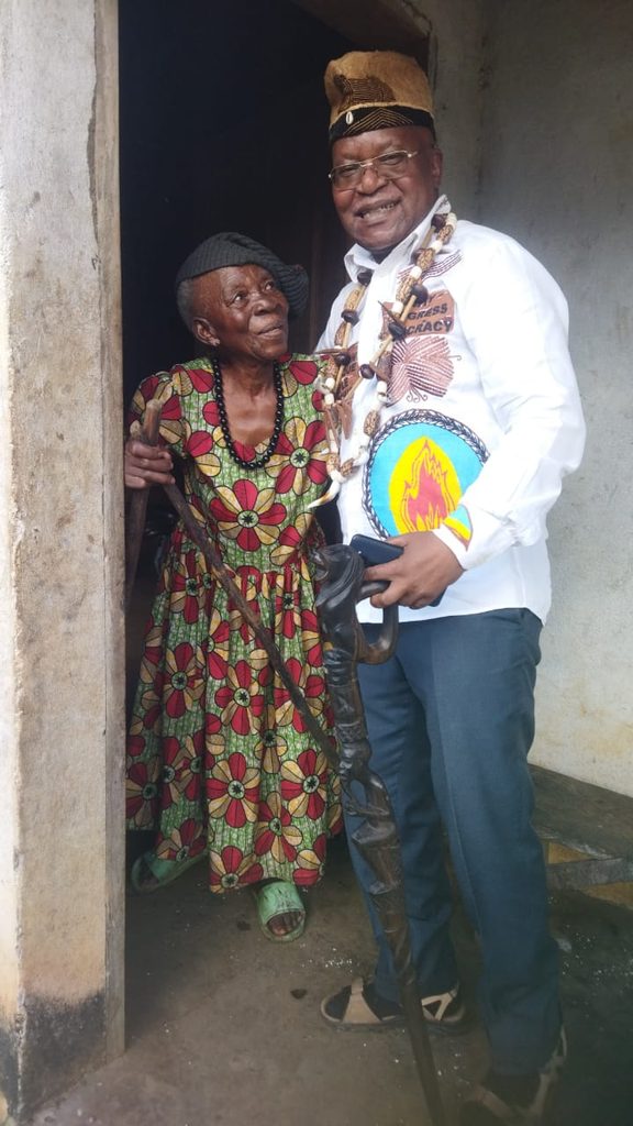 Visite de courtoisie à Nnelefoup : S.M. Professeur Nko&rsquo;o Amvene Samuel au chevet de la matriarche Ma Ada