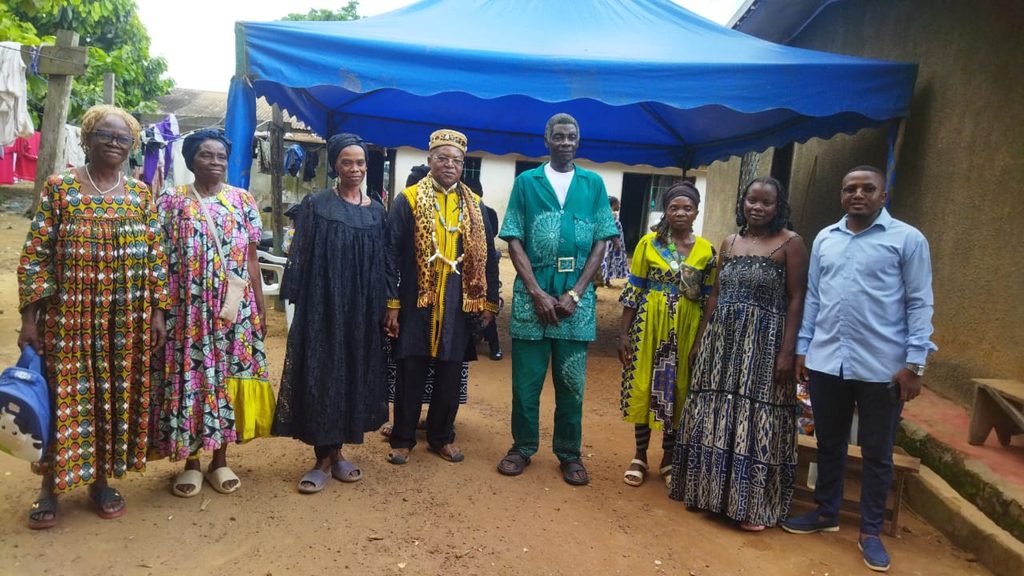 Solidarité et deuil à Aloum : S.M. Pr Nko&rsquo;o Amvene Samuel et la communauté aux côtés de Ma Jeannette
